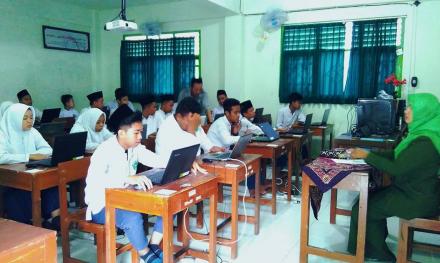 Walau Darurat Banjir, Siswa SMP/MTs Se-Kecamatan Sanden Ikuti Simulasi UNBK 